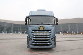 660马力 1500L气罐 鹰航燃气牵引车亮相解放年会