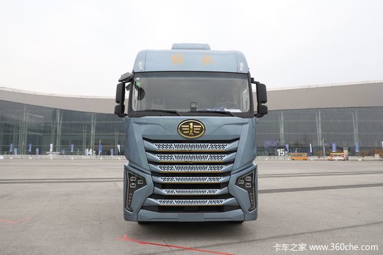 660马力 1500L气罐 鹰航燃气牵引车亮相解放年会