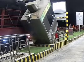 收费员得以为地震了!货车超宽挂倒收费站