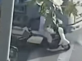 遭货车碾头死里逃生 女子戴头盔保住一命！