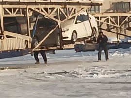 四两拨千斤?雪天推车是得有劲儿啊!