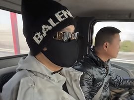 卡友好心拉路边爆胎赶路乘客 没想到竟是黄晓明！