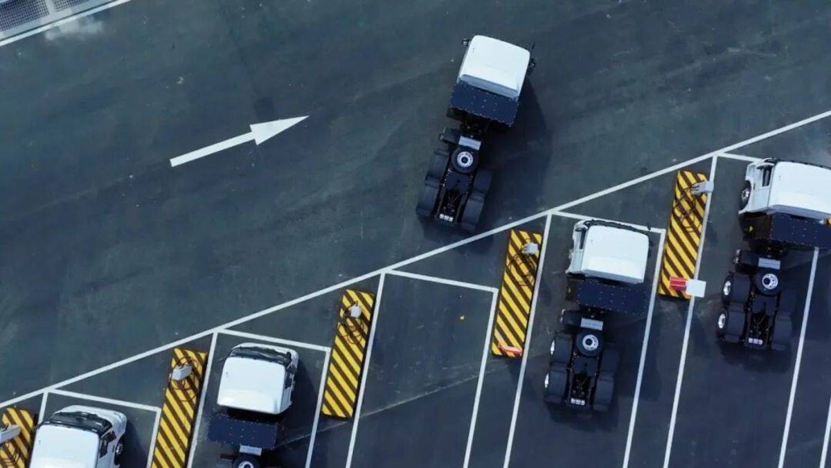 在中国物流之都，徐工超充重卡“15分钟满电”图片