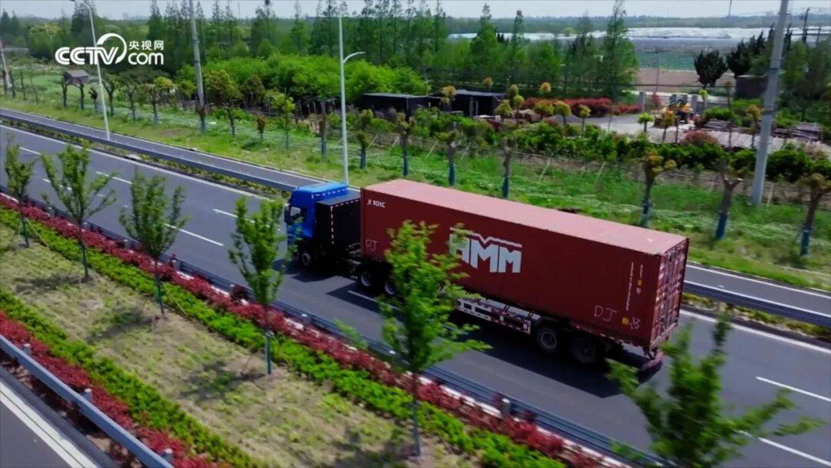 在中国物流之都，徐工超充重卡“15分钟满电”图片