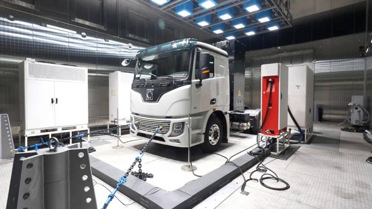 在中国物流之都,徐工超充重卡“15分钟满电”图片