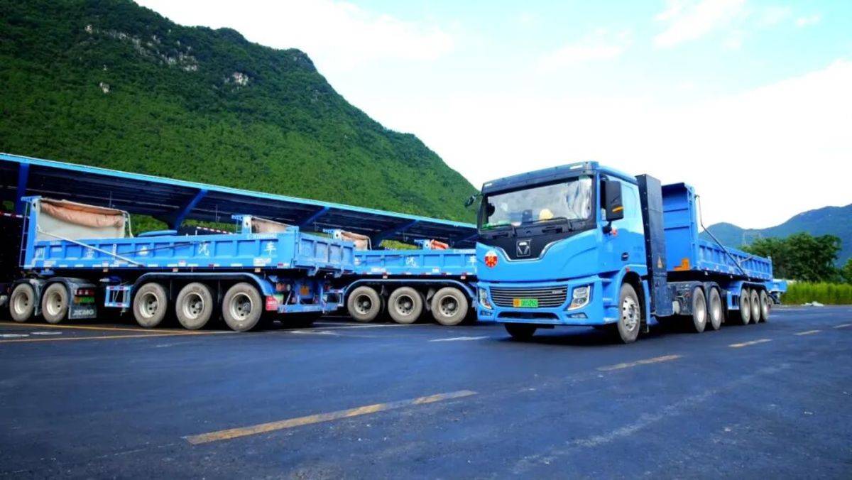 在中国物流之都,徐工超充重卡“15分钟满电”图片