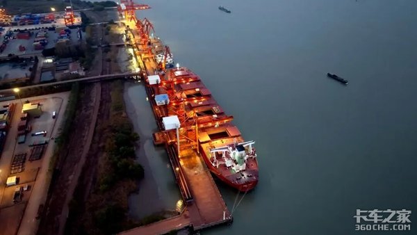 大港焕新 徐工自卸车助力港口绿色转型