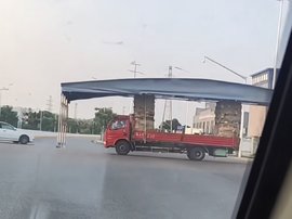 货车司机胆量真大 小货车也变身“秦始皇”了