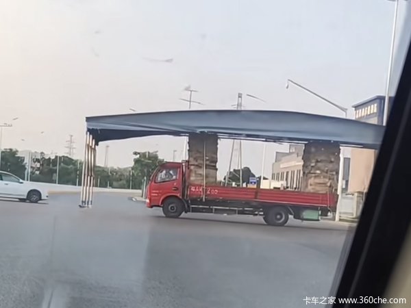 货车司机胆量真大 小货车也变身“秦始皇”了