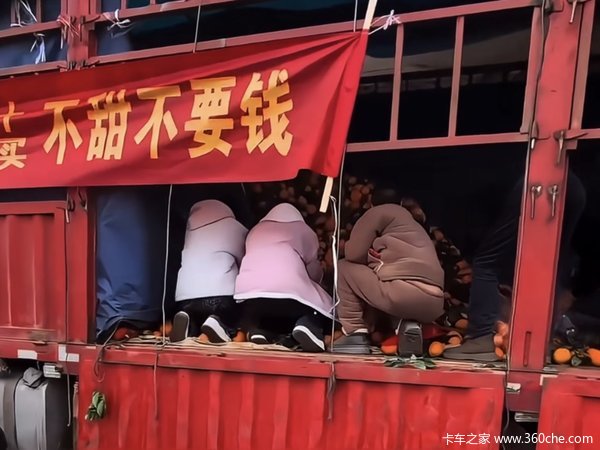 众多大货车变身流动水果摊 水果店的天要塌了？