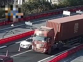 小车高速变道与货车剐蹭 小车：我车头都过来了