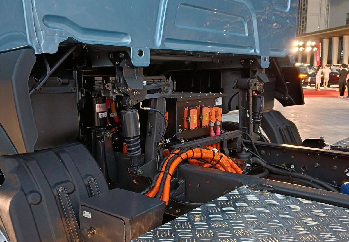 乘龙翼威5以绿色智能之姿，荣膺'意见领袖'快递快运创富桂冠