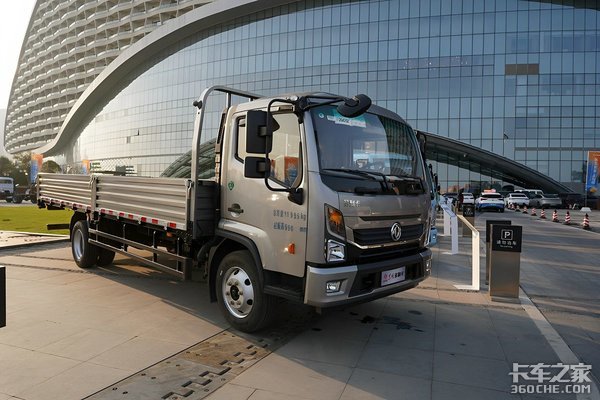 7吨承载 210匹马力 东风多利卡D7