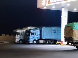 百吨王聚集地？网传山海关服务区多台百吨王驻点！