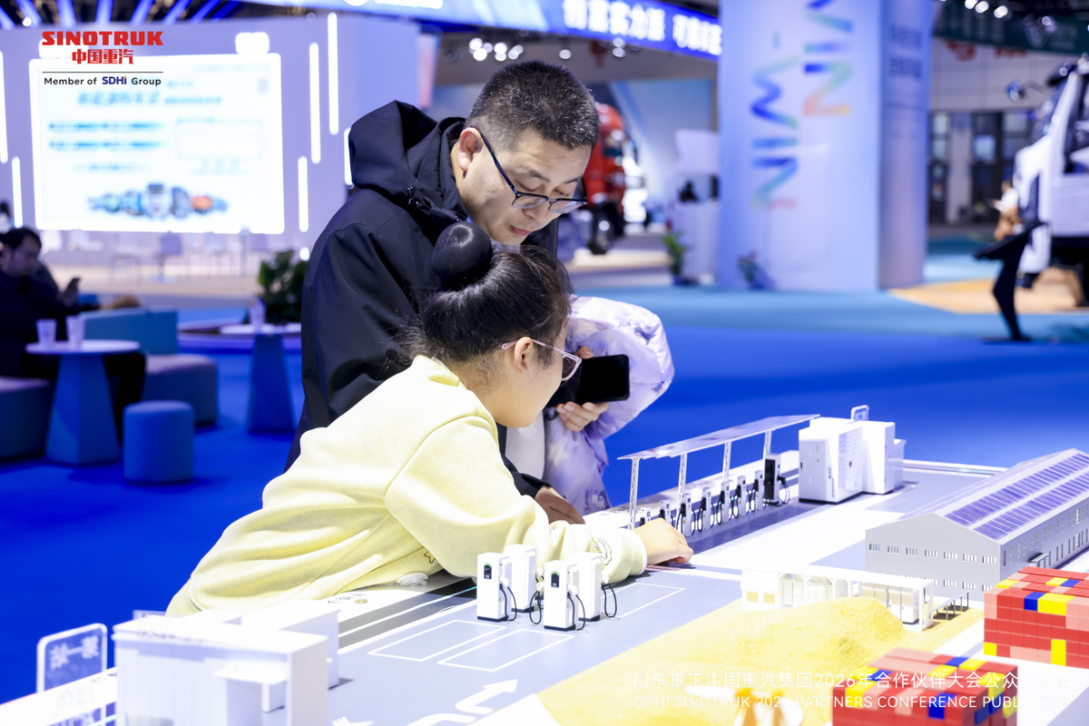 当重卡遇见童心!中国重汽在下一代心中点燃了创新的火种一扇向‘家人’敞开的门:国际范儿中国重汽的温度与认同