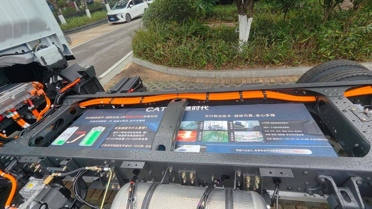 乘龙翼威2纯电轻卡重载版，实力定义城际运输新标杆