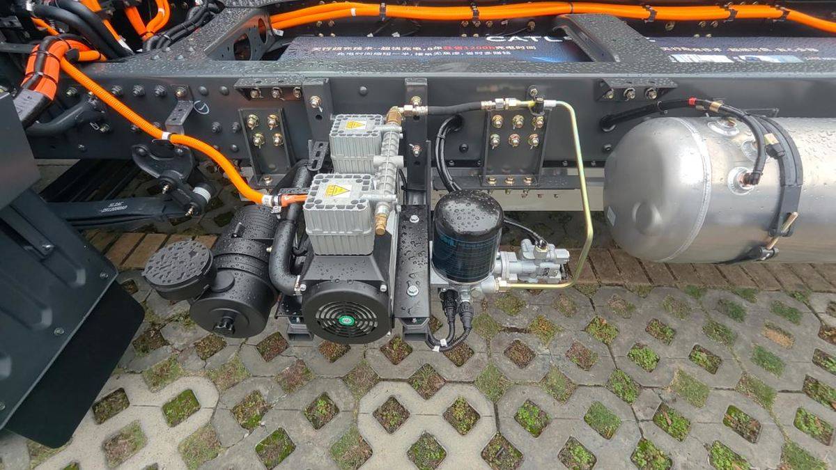 乘龙翼威2纯电轻卡重载版，实力定义城际运输新标杆