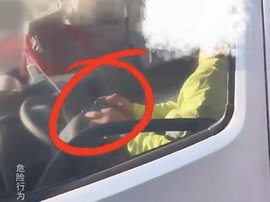 边开货车边打游戏！你就说这吓不吓人吧！