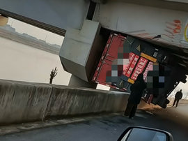 这是科目几？卡车躺桥洞里是怎么做到的？