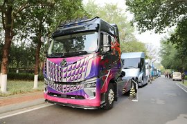 全新龙甲造型 640匹马力 16L排量  LNG  乘龙HK 智能科技感拉满！