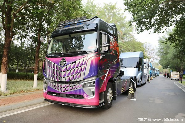 全新龙甲造型 640匹马力 16L排量 LNG 乘龙HK 智能科技感拉满!