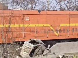 货车强行通过铁轨 与厂矿火车相撞!