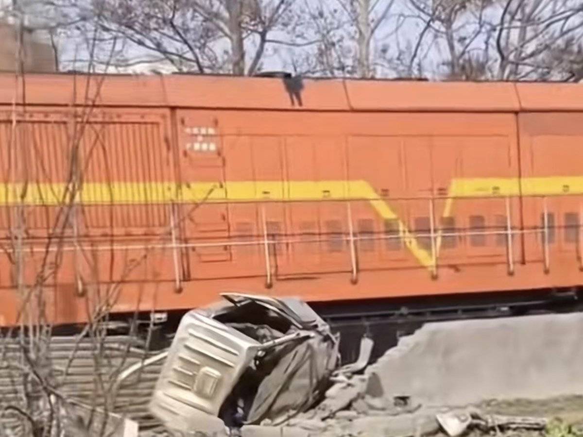 货车强行通过铁轨 与厂矿火车相撞！危险