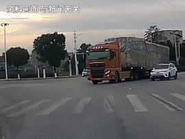 私家车怒别大货车 遭推行十几米近乎报废还全责