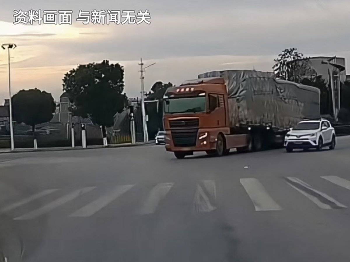 小车怒别大货车 遭推行十几米还全责！该！