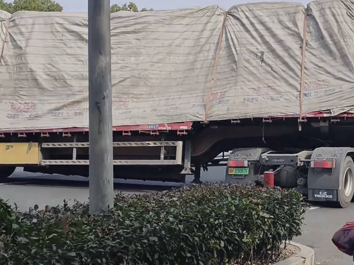 终于知道货车板子底下俩支腿的作用了！