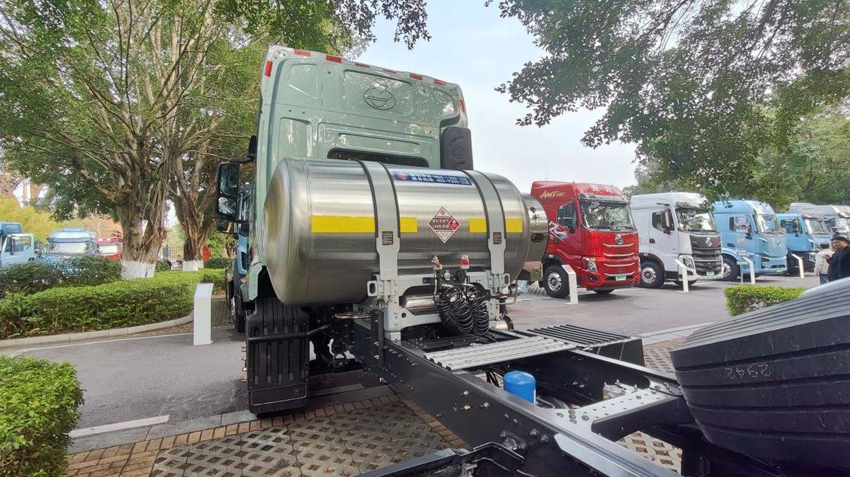 大马力轻自重 乘龙H5V LNG牵引车助卡友领先创富路