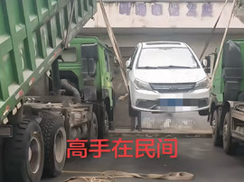 高手在民间！俩货车带小轿车“荡秋千”