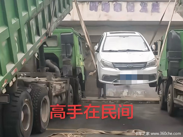 高手在民间！俩货车带小轿车“荡秋千”
