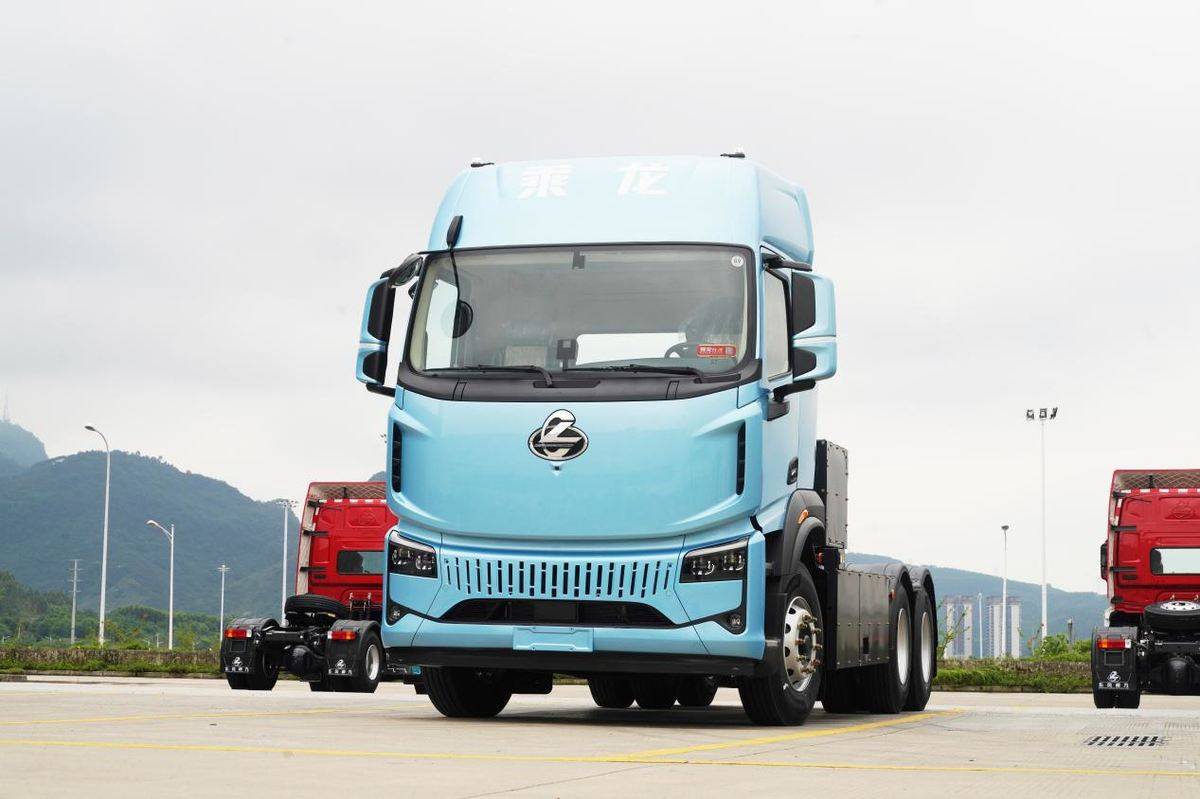 每趟多拉700KG !乘龙翼威5纯电牵引车