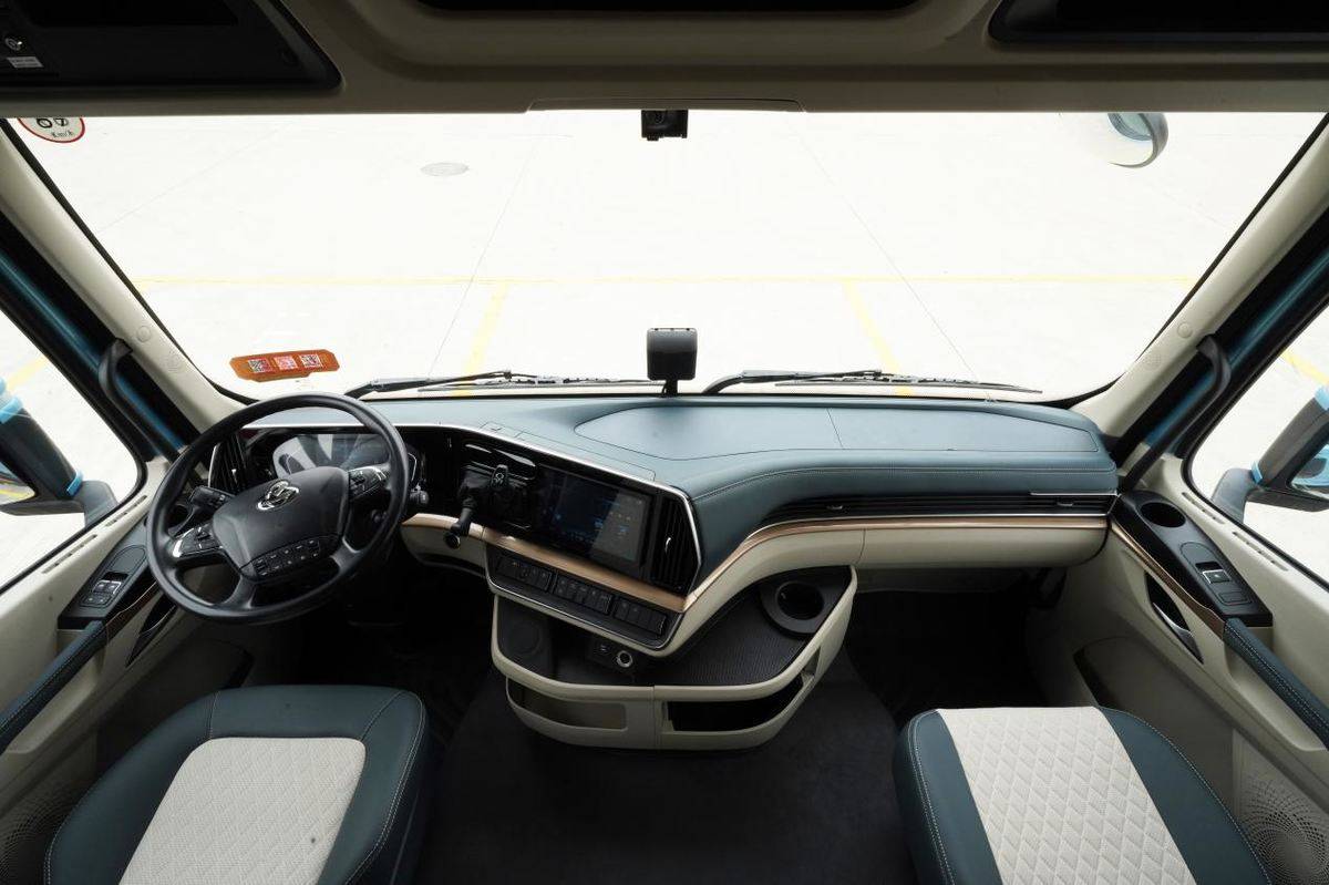 每趟多拉700KG !乘龙翼威5纯电牵引车