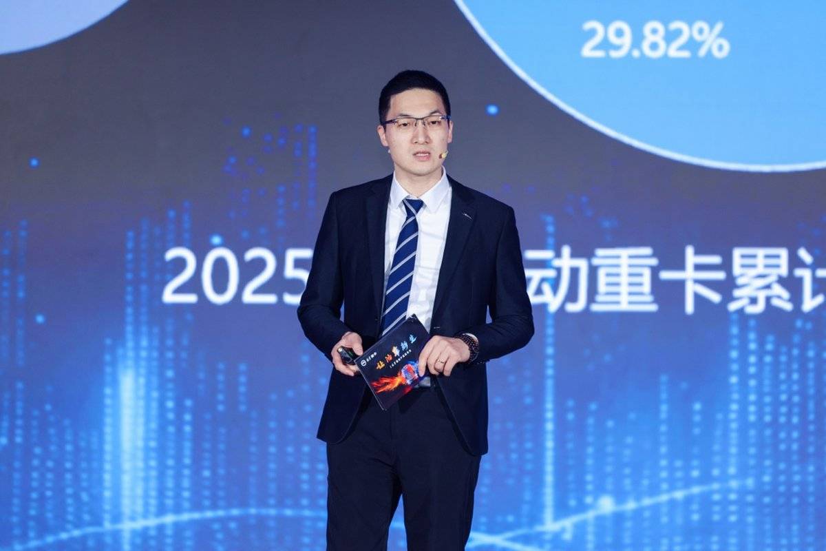 让油车新生！北京重卡i追梦创新登场穿着西装笔挺的男子与配字 AI生成的内容可能不正确。