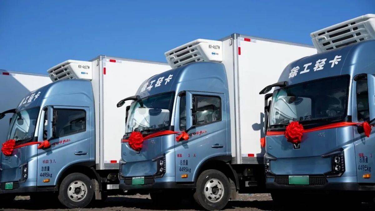 “电”亮中原大地!百台徐工汉界轻卡交付冷链运输大客户