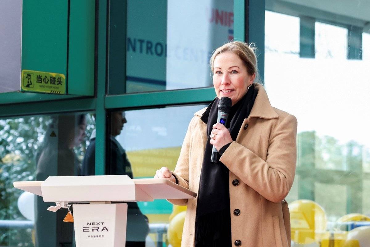 NEXT ERA重卡中国零配件中心正式投入运营穿着西装笔挺的男子正在演讲 AI 生成的内容可能不正确。