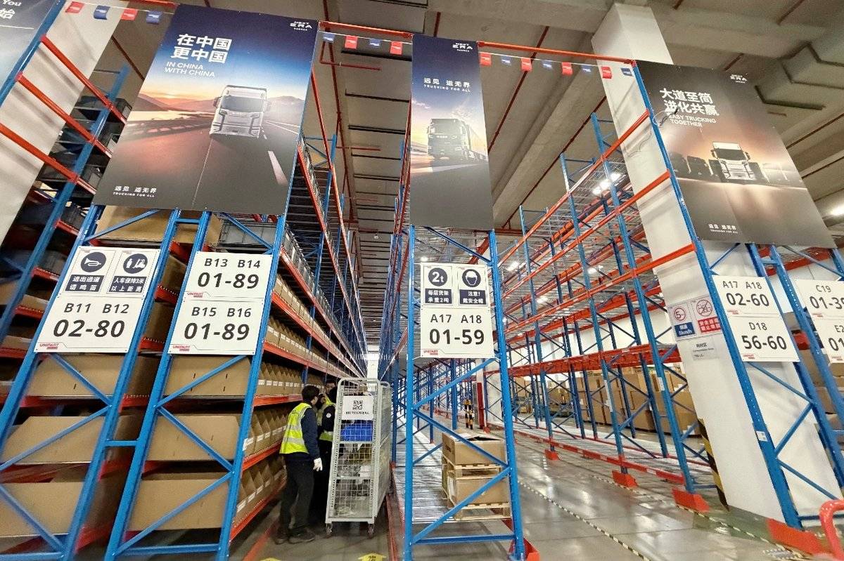 NEXT ERA重卡中国零配件中心正式投入运营图片包含 船, 游戏机, 桌子, 橙子 AI 生成的内容可能不正确。