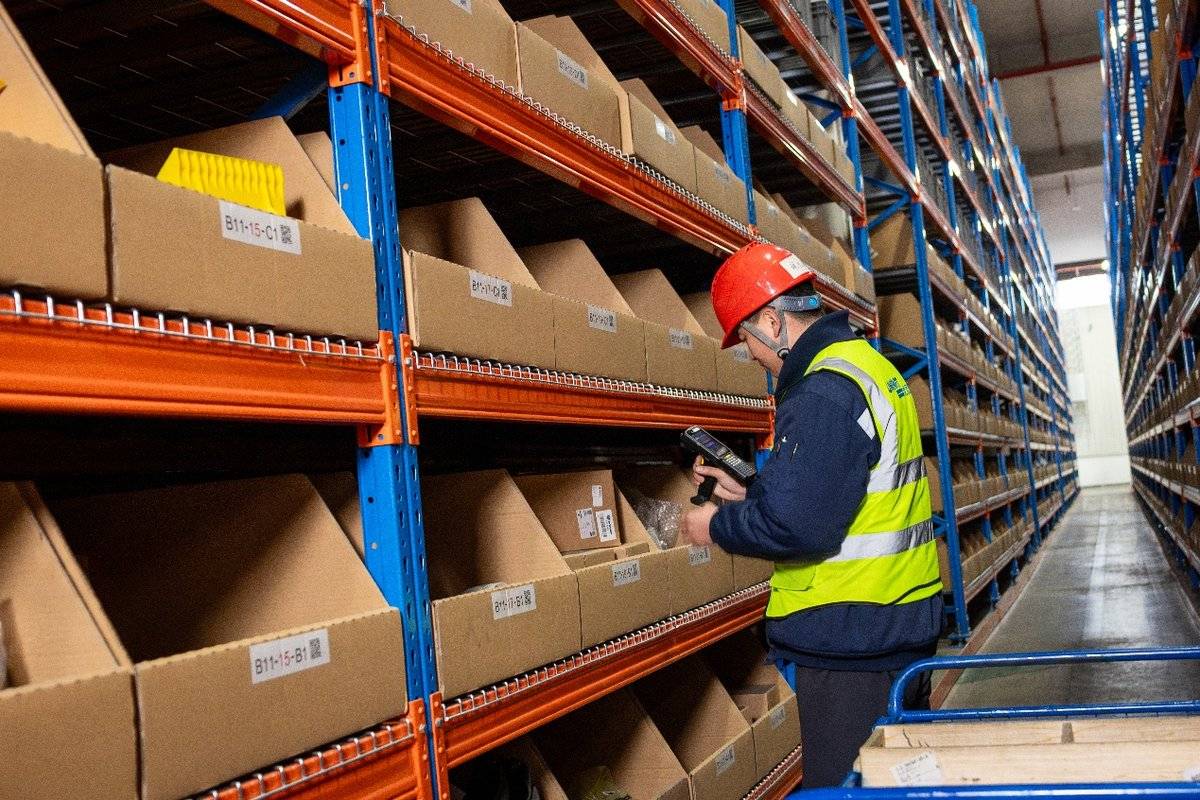 NEXT ERA重卡中国零配件中心正式投入运营建筑上挂着商铺的招牌 AI 生成的内容可能不正确。