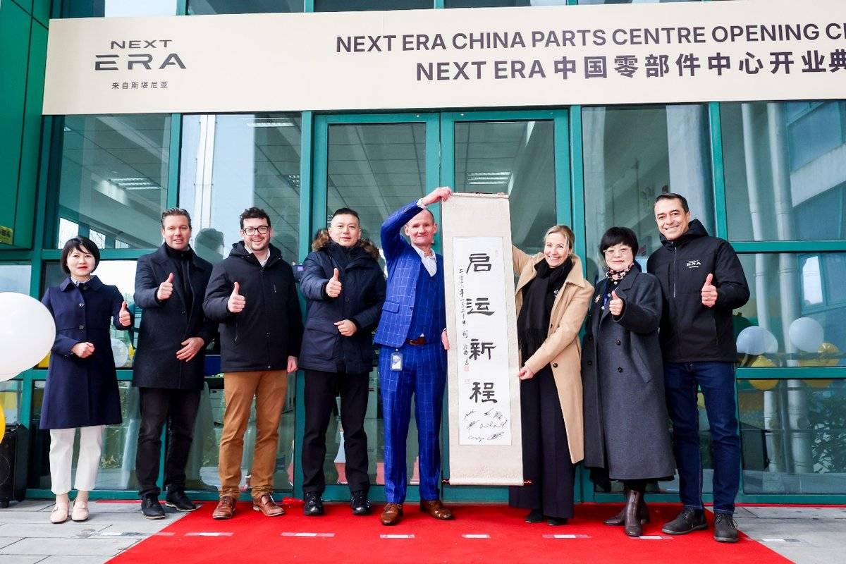 NEXT ERA重卡中国零配件中心正式投入运营一群人站在一起 AI 生成的内容可能不正确。