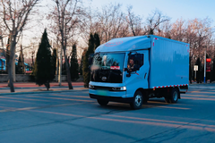 父子八年的运输路 比亚迪轻卡T5如何成为他们移动的办公室？