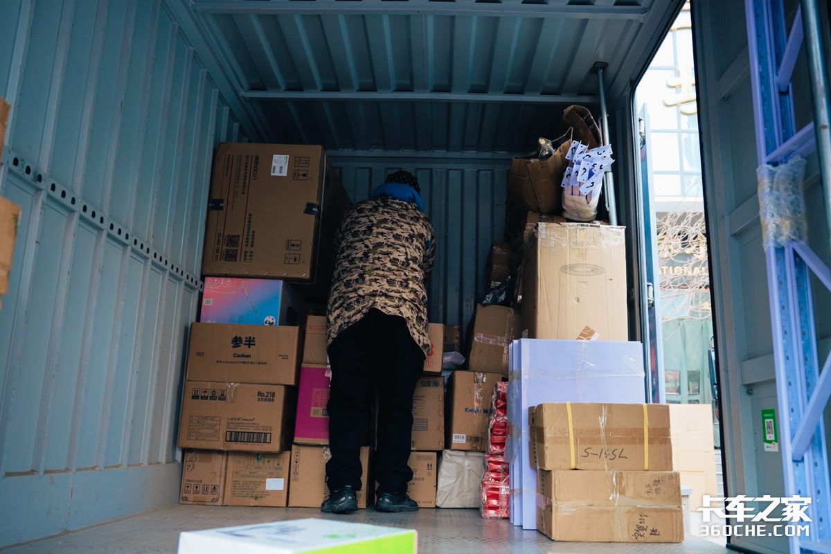 父子八年的运输路 比亚迪轻卡T5如何成为他们移动的办公室?