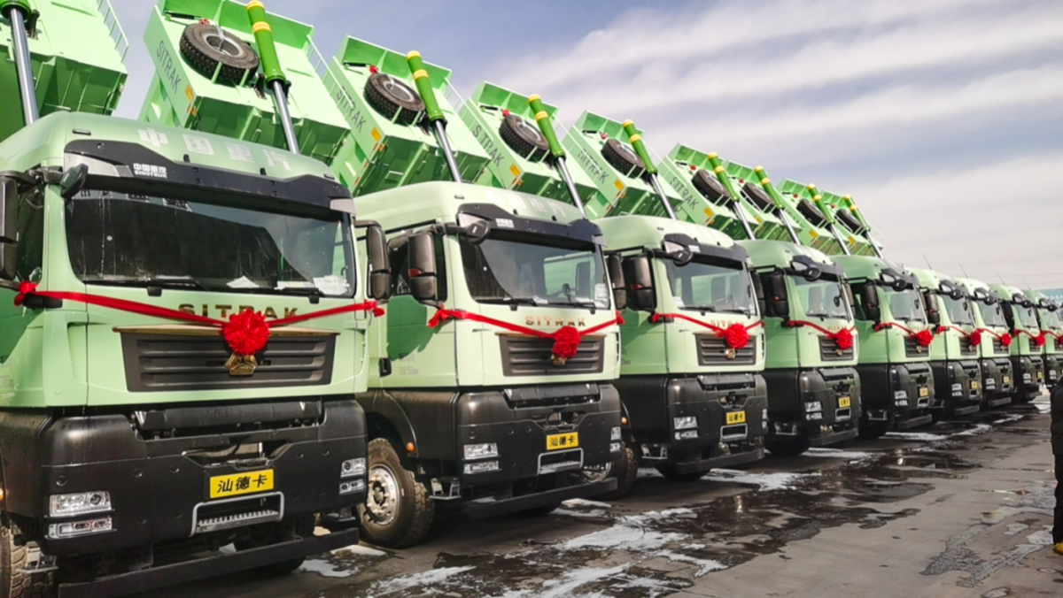 300台中国重汽新能源自卸车圆满交付新疆，开启绿色运输新篇章！