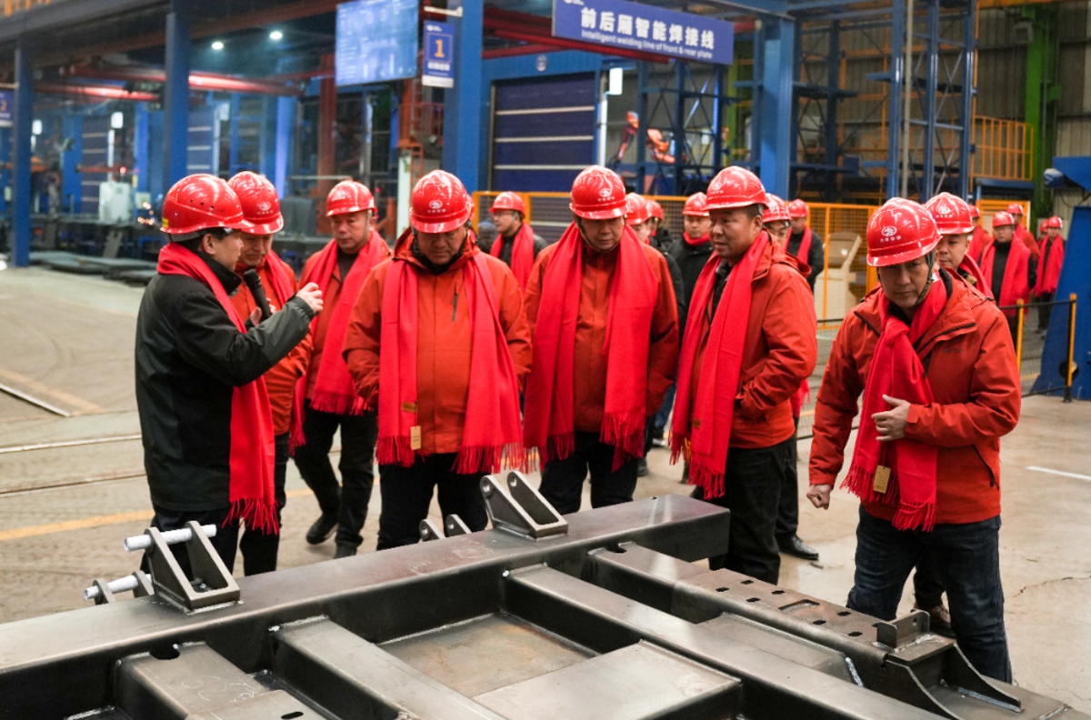 300台中国重汽新能源自卸车圆满交付新疆，开启绿色运输新篇章！