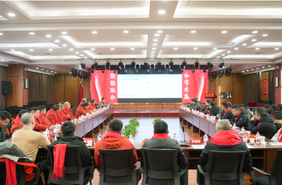 300台中国重汽新能源自卸车圆满交付新疆，开启绿色运输新篇章！