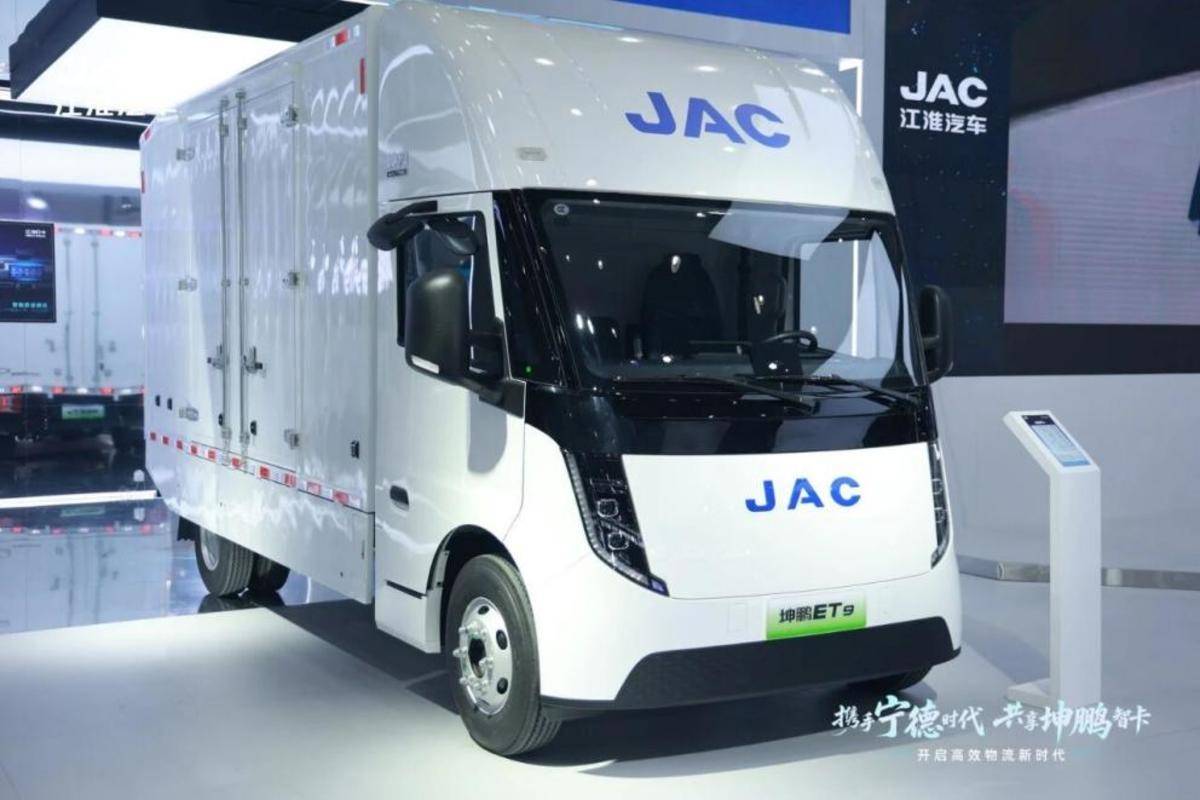 江淮1卡坤鹏ET9:三大细分市场的高效物流解决方案8b7cce80518d4ec65bff4274e1011d13
