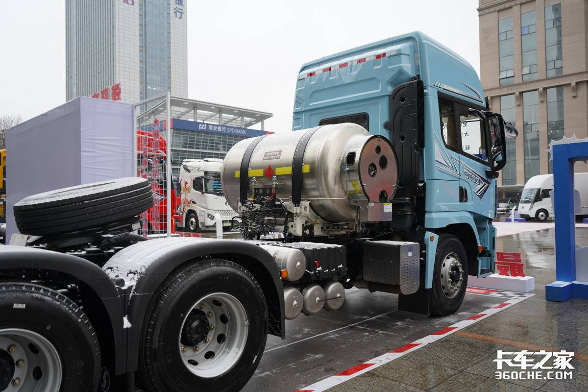 560马力燃气车 自重最低8.25吨 陕汽商用车新品德御Q500上线!