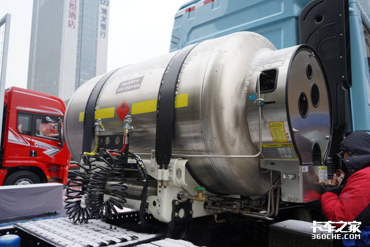 560马力燃气车 自重最低8.25吨 陕汽商用车新品德御Q500上线!