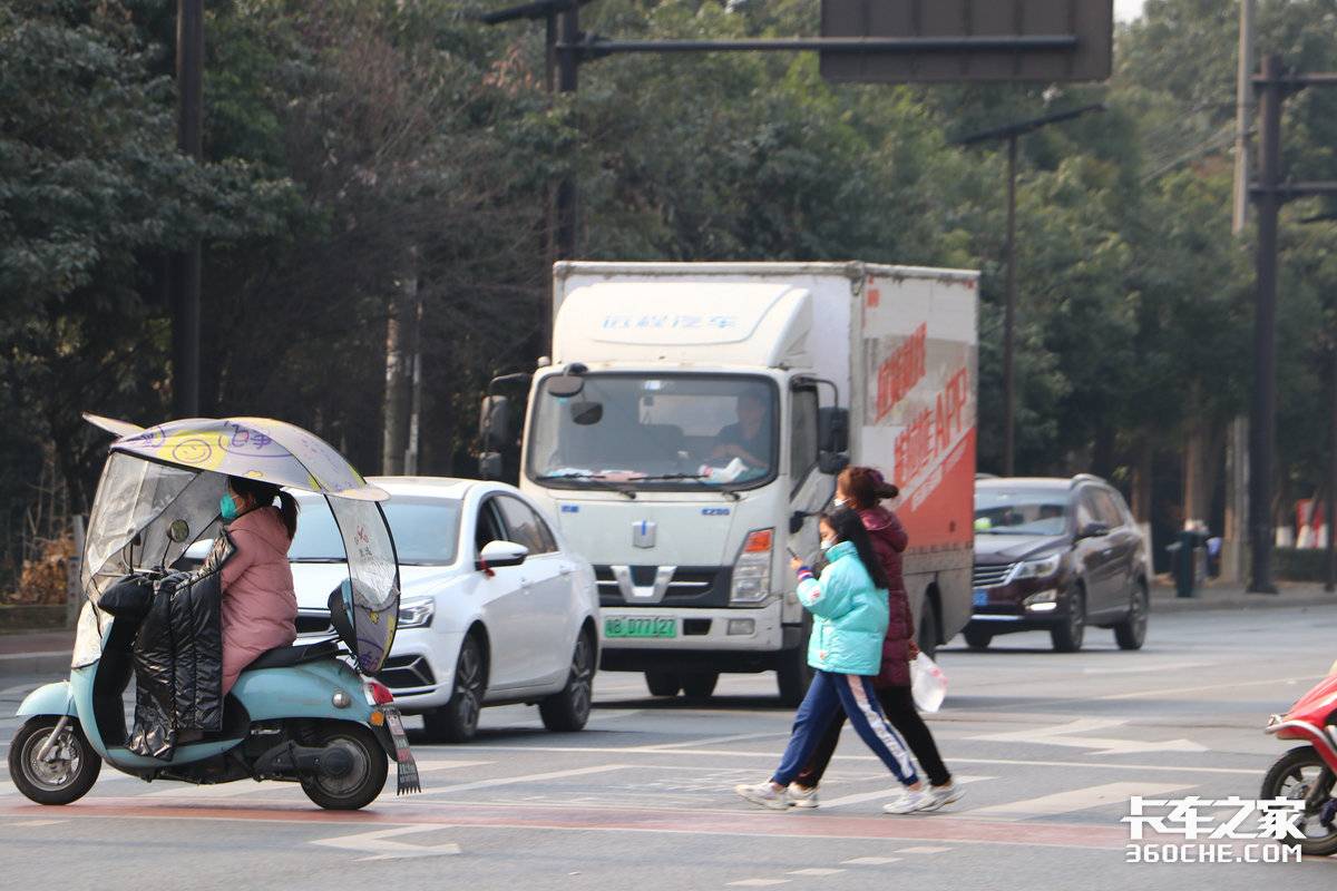 引擎轰鸣辞旧岁 万马奔腾迎新春 卡车之家祝福广大卡友新年快乐